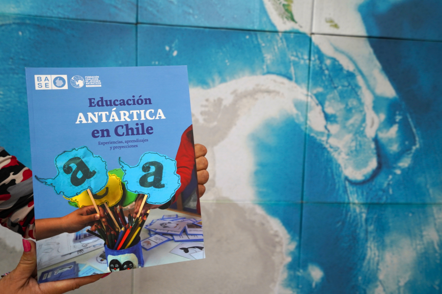 Punta Arenas como protagonista de libro sobre educación antártica en Chile