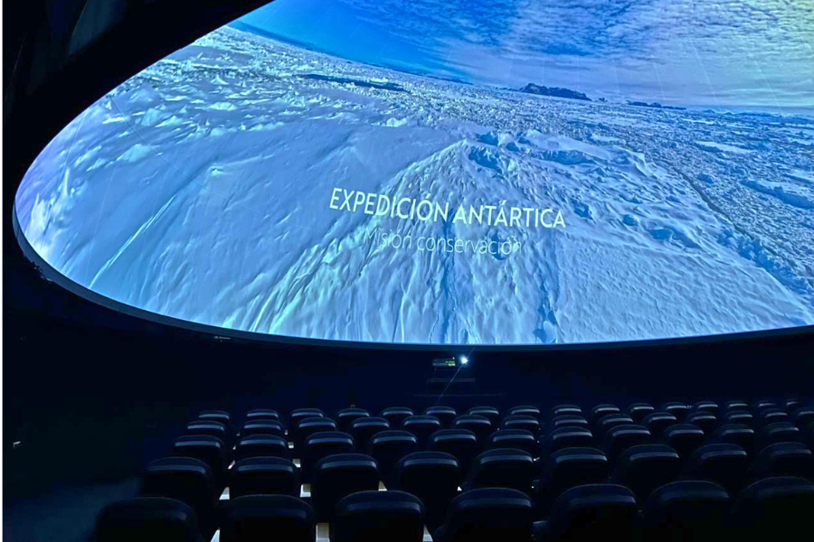 De la Antártica al domo: Planetario Huechuraba estrena experiencia inmersiva basada en expediciones al continente helado